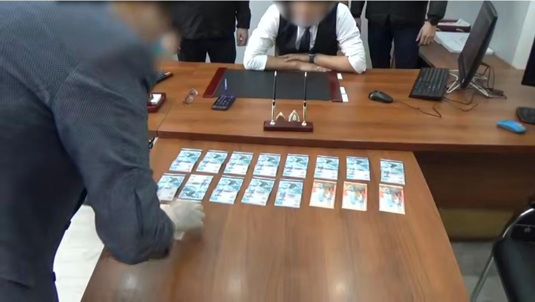 Борцы с коррупцией поделились видео задержания главного архитектора Уральска