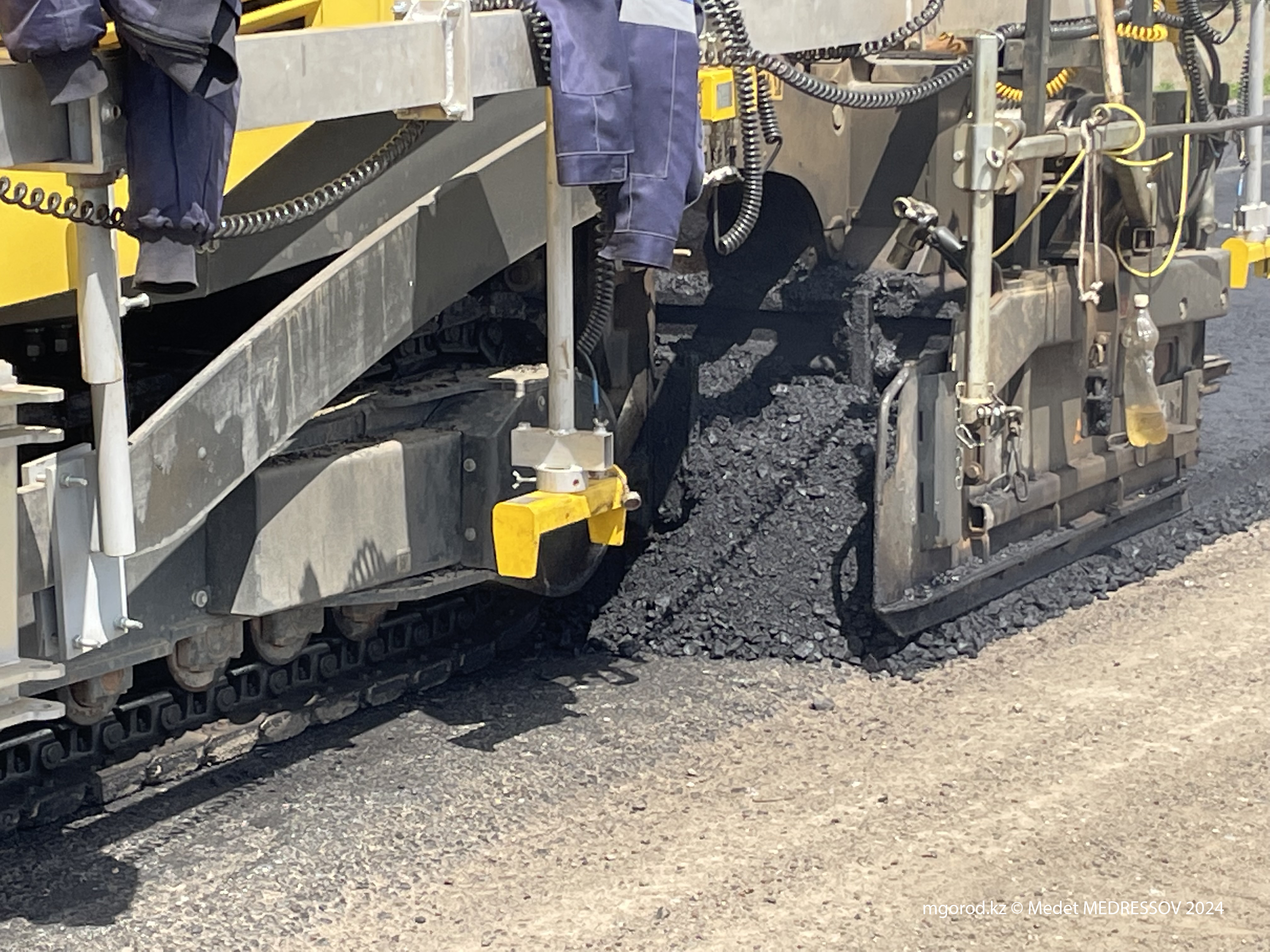 Новый асфальт кладут на старый: &quot;проверенная технология&quot; ремонта дороги возмутила жителей ЗКО