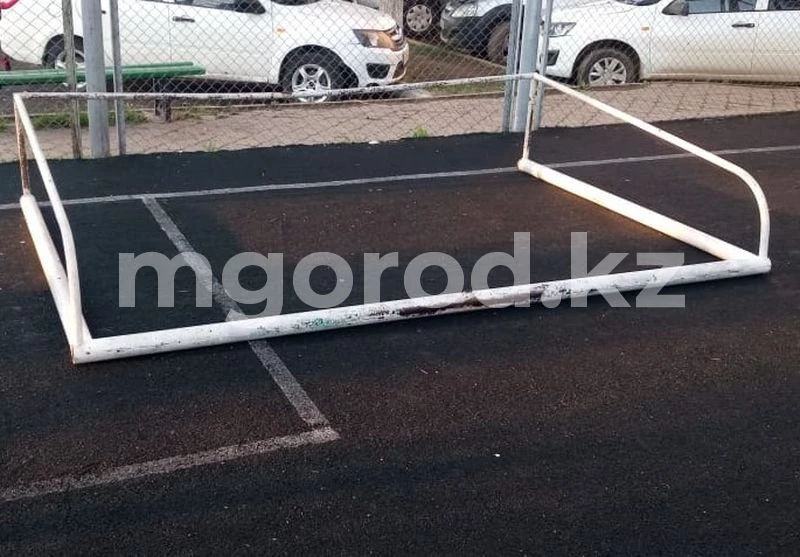 На восьмилетнюю девочку упали ворота в Атырау