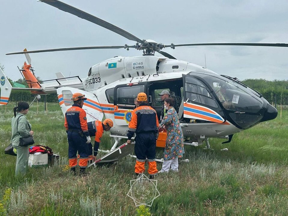 Младенца на вертолете доставили в больницу Уральска