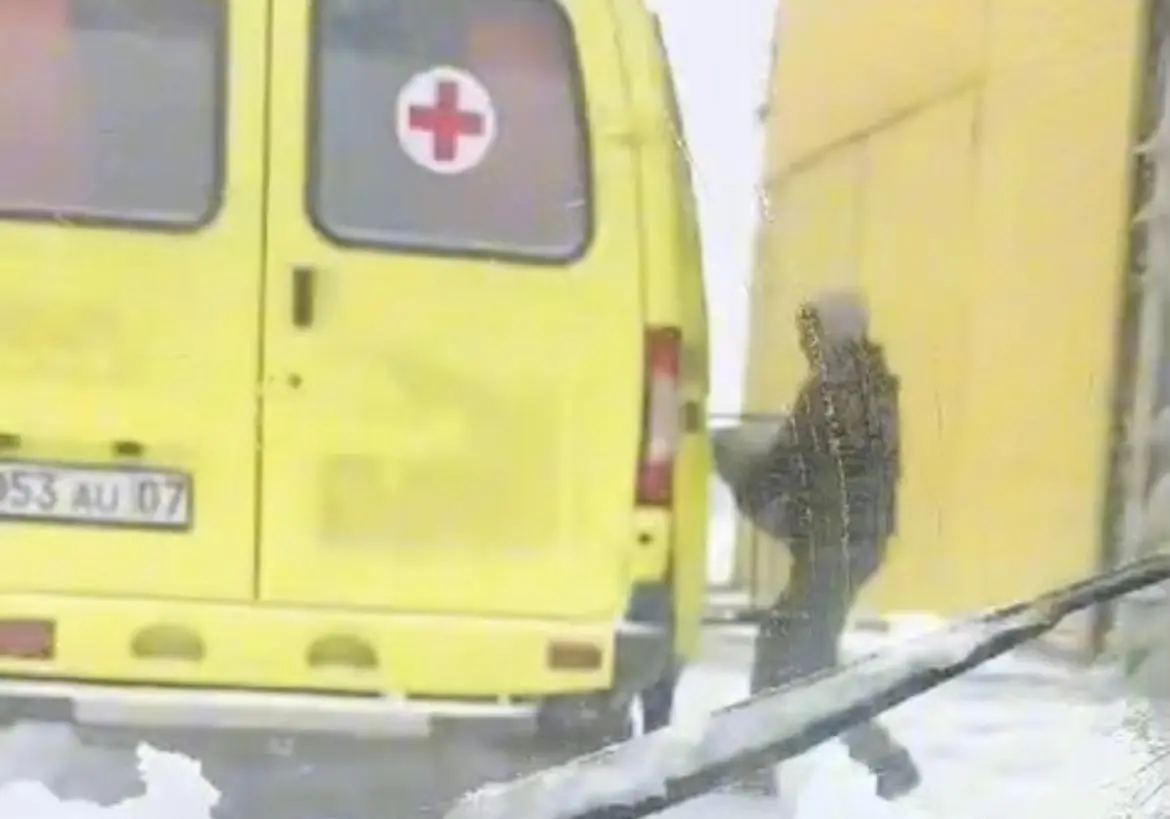 Погрузку зерна в машину скорой помощи сняли на видео в Уральске