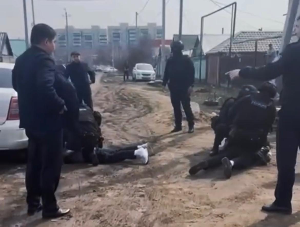 Двое жителей Уральска вымогали деньги у пенсионерки