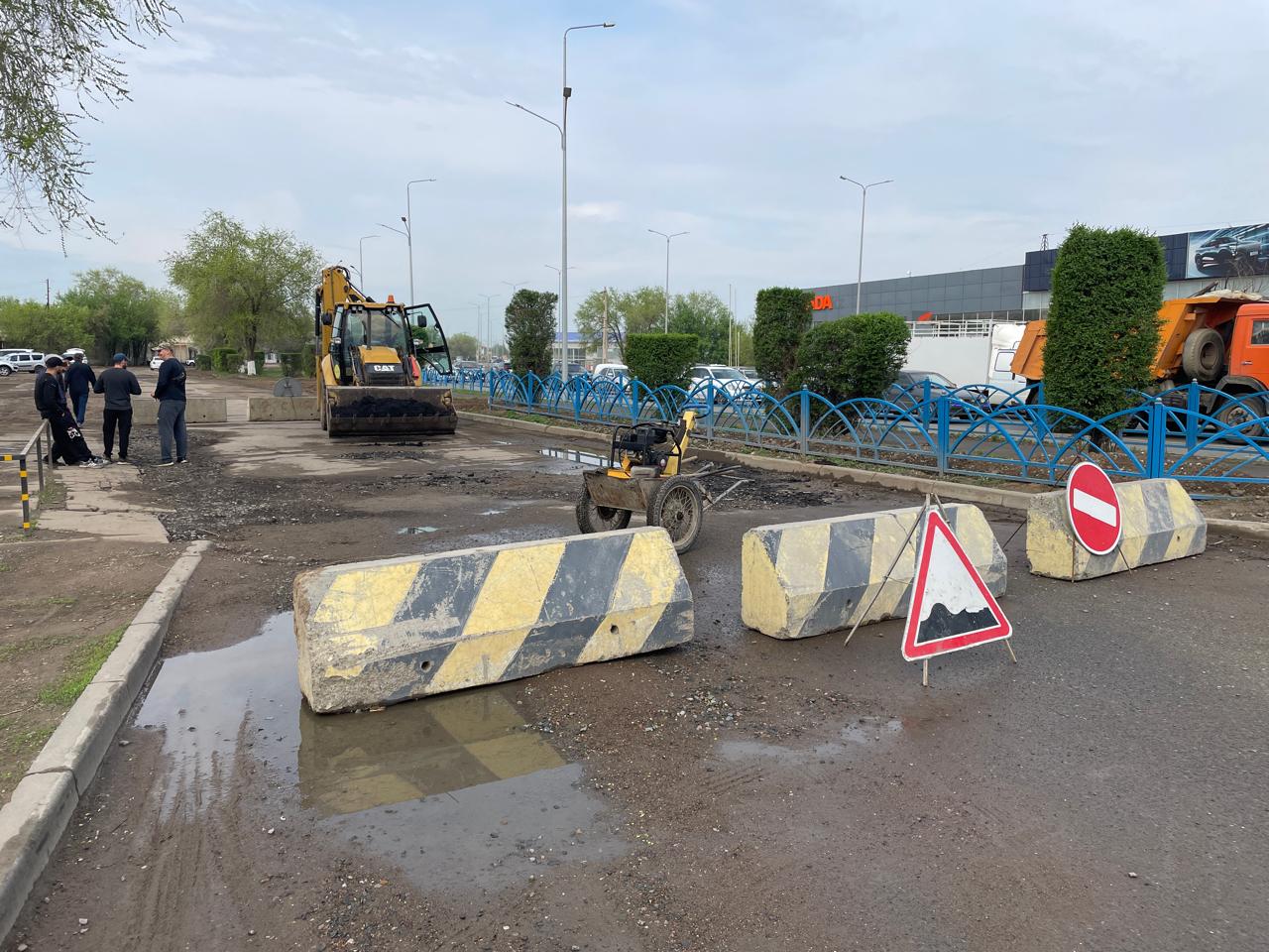 Повредила BMW из-за ямы: вместо ЖКХ бизнесмен взялся за ремонт участка дороги в Уральске