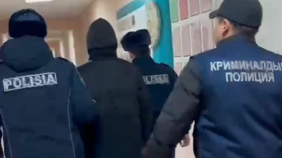 200 млн тенге выманил мошенник у уральцев и проиграл их в букмекерской