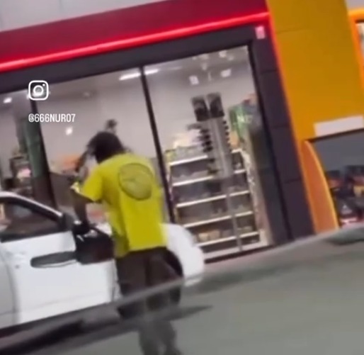 В ЗКО мужчина с бензопилой бегал за людьми на автозаправке