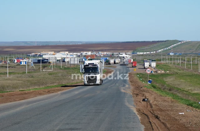 Затор образовался на границе Казахстана и России в ЗКО