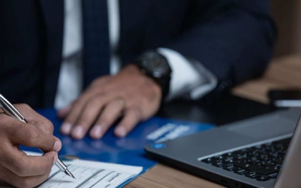 Госслужащих Казахстана обяжут раскрывать доходы и имущество с 2025 года