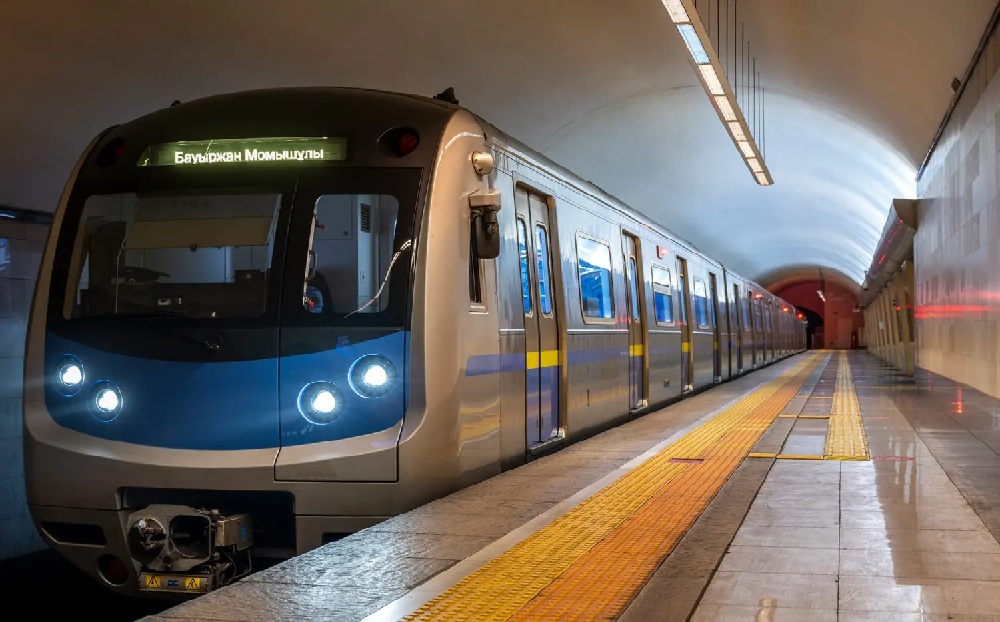 Упавший на рельсы 26-летний парень погиб в метро Алматы
