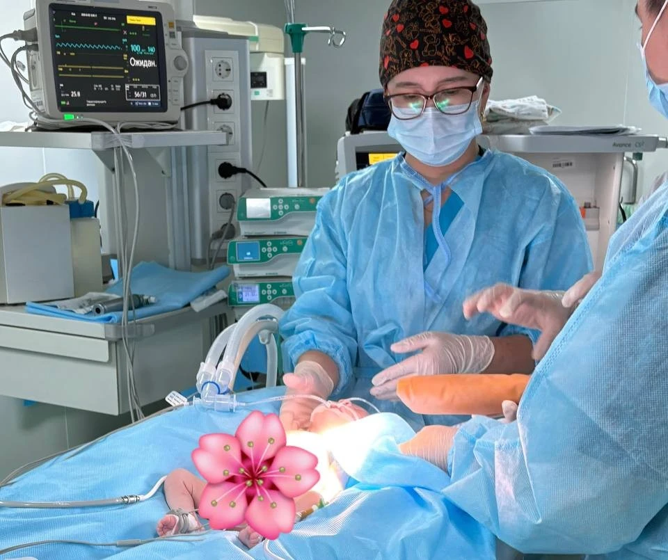 Новорождённому казахстанцу весом 1500 грамм установили кардиостимулятор