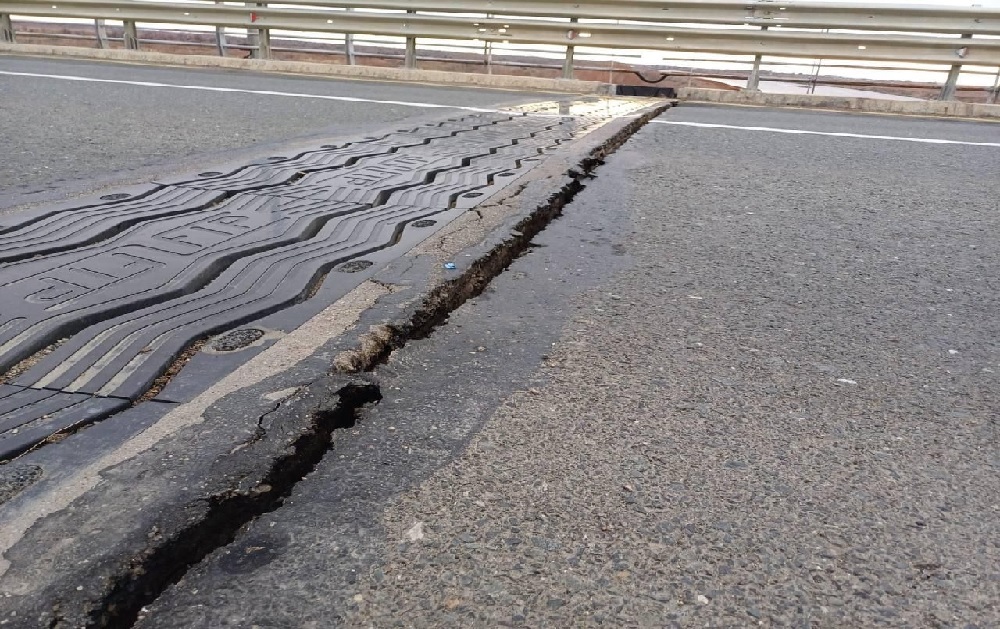 Мост через реку Урал закрыли из-за трещины в Атырау