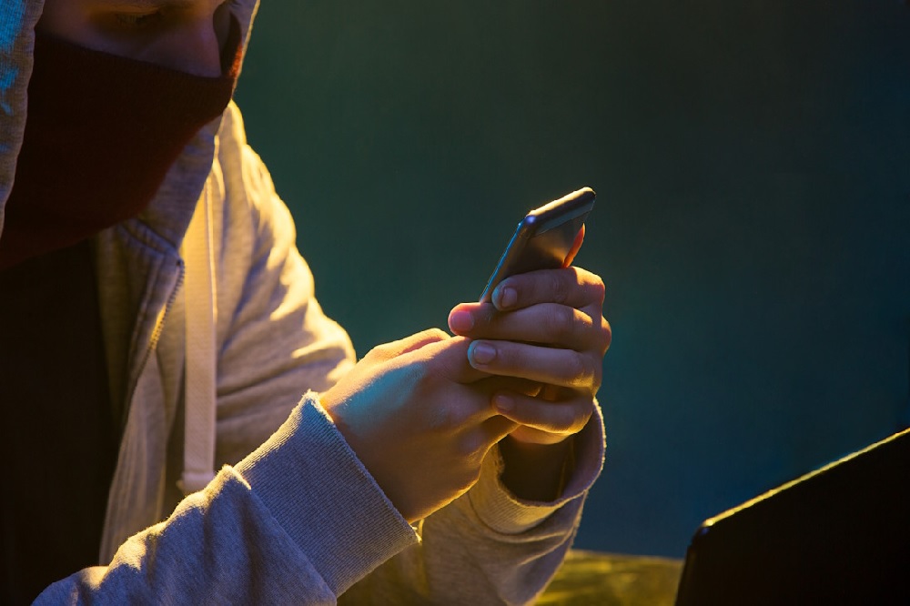 Поздравления и заказные письма: новые методы мошенников озвучили в МВД РК