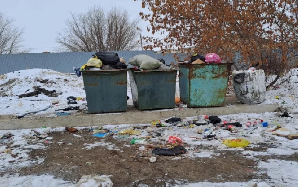 Жители села в ЗКО отказываются платить за невывезенный мусор