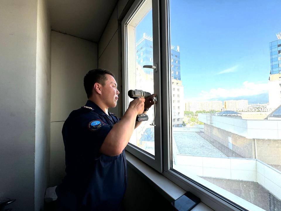 Спасатели бьют тревогу: 102 ребёнка выпали из окон