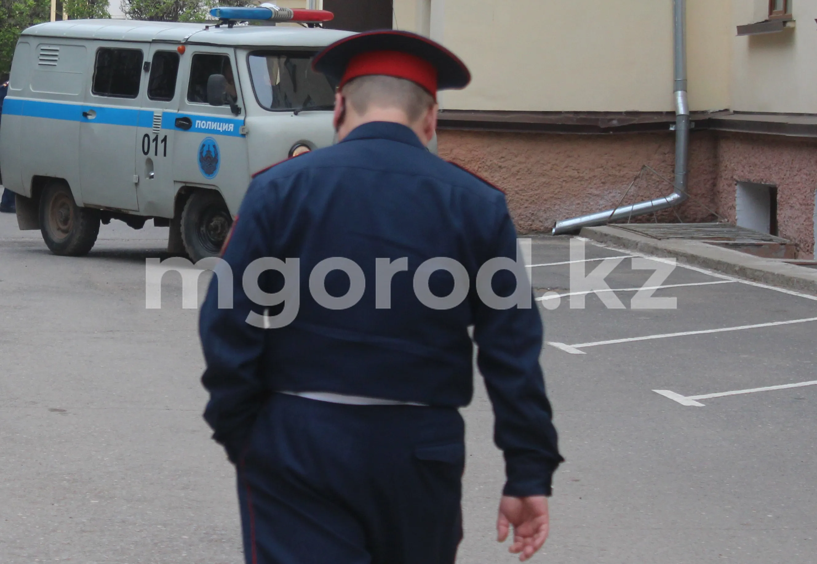 Суд Актобе не стал лишать свободы полицейского, ударившего коллегу ножом