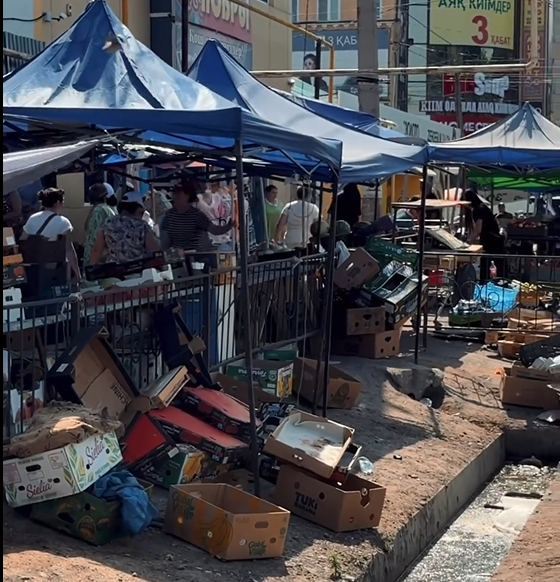 Люди не могут ходить, еда лежит на полу:  в Уральске в очередной раз разогнали стихийную торговлю на рынке