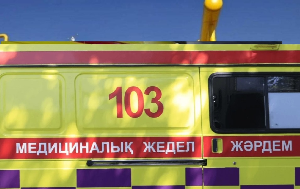 Автобусная остановка рухнула на людей в Актау: есть пострадавшие