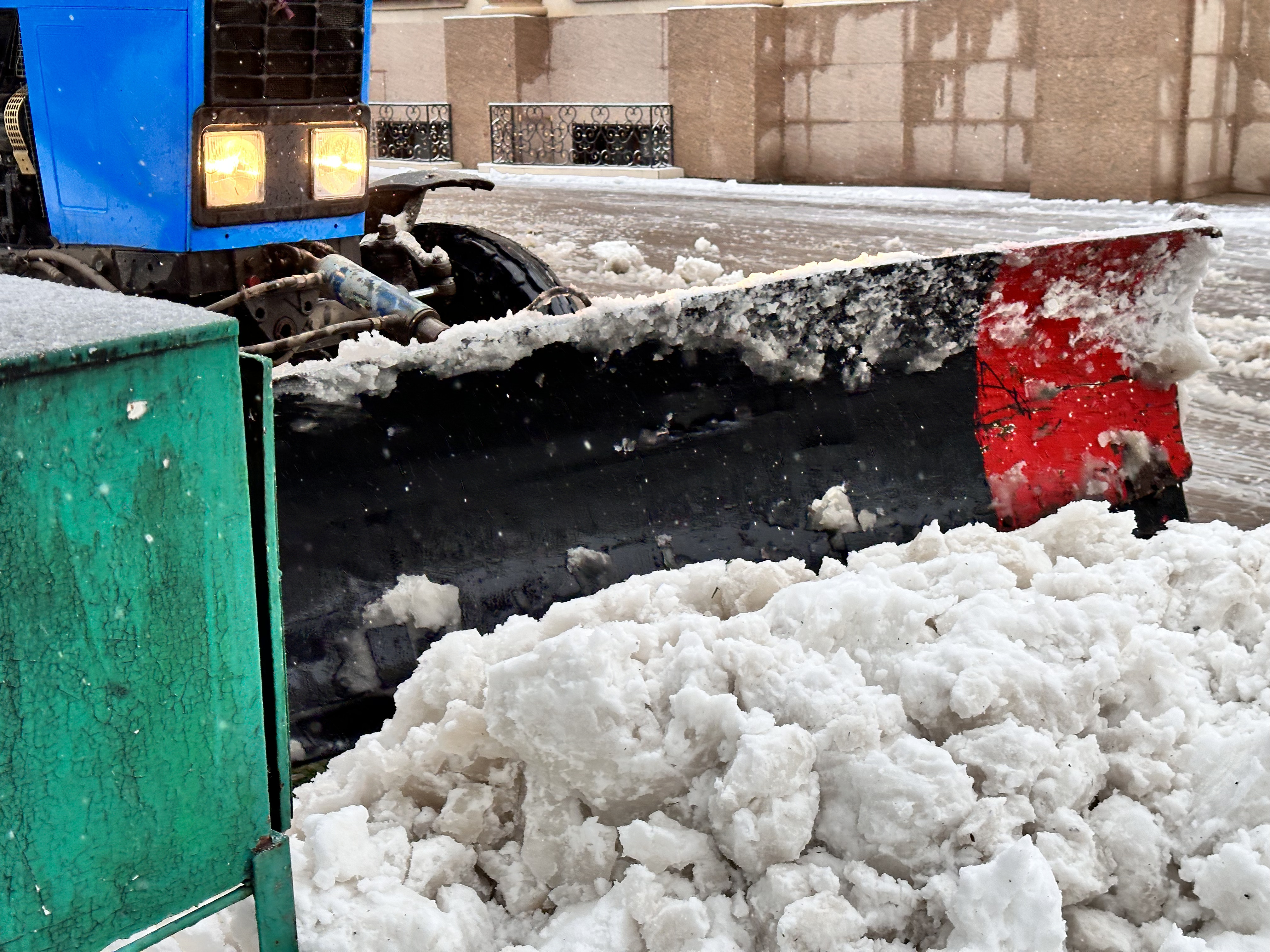 Более 2 тысяч кубометров снега вывезли из Уральска за сутки