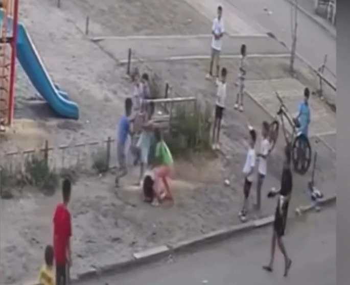 В Атырау мальчики 6–8 лет избили девочек