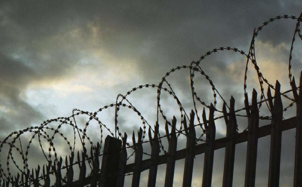 Еда как клей, хлеб - как кирпич: арестант снял видео в СИЗО Атырау