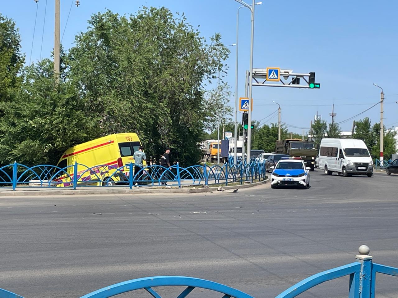 Карета скорой помощи врезалась в иномарку в Уральске