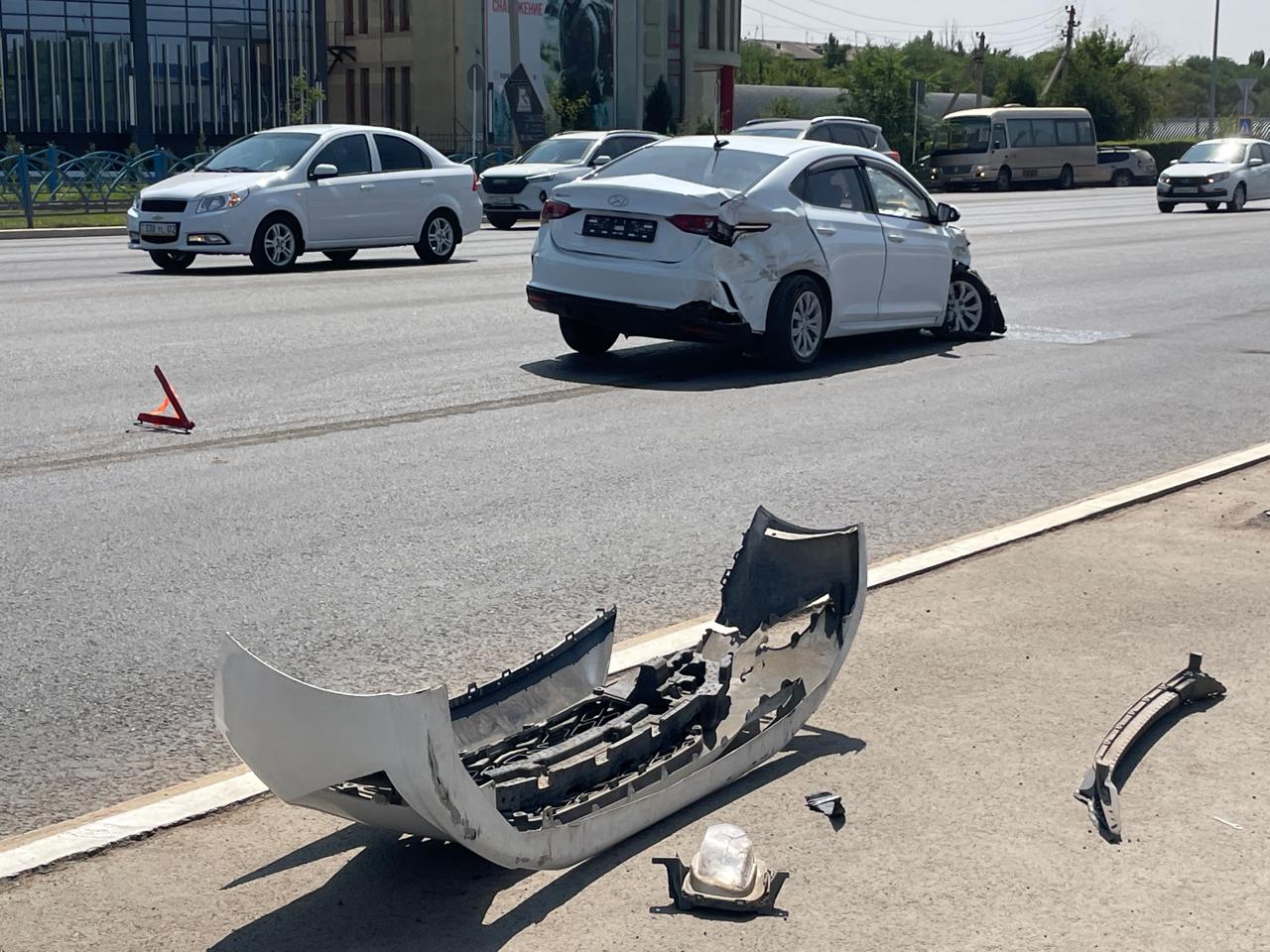 Карета скорой помощи врезалась в иномарку в Уральске