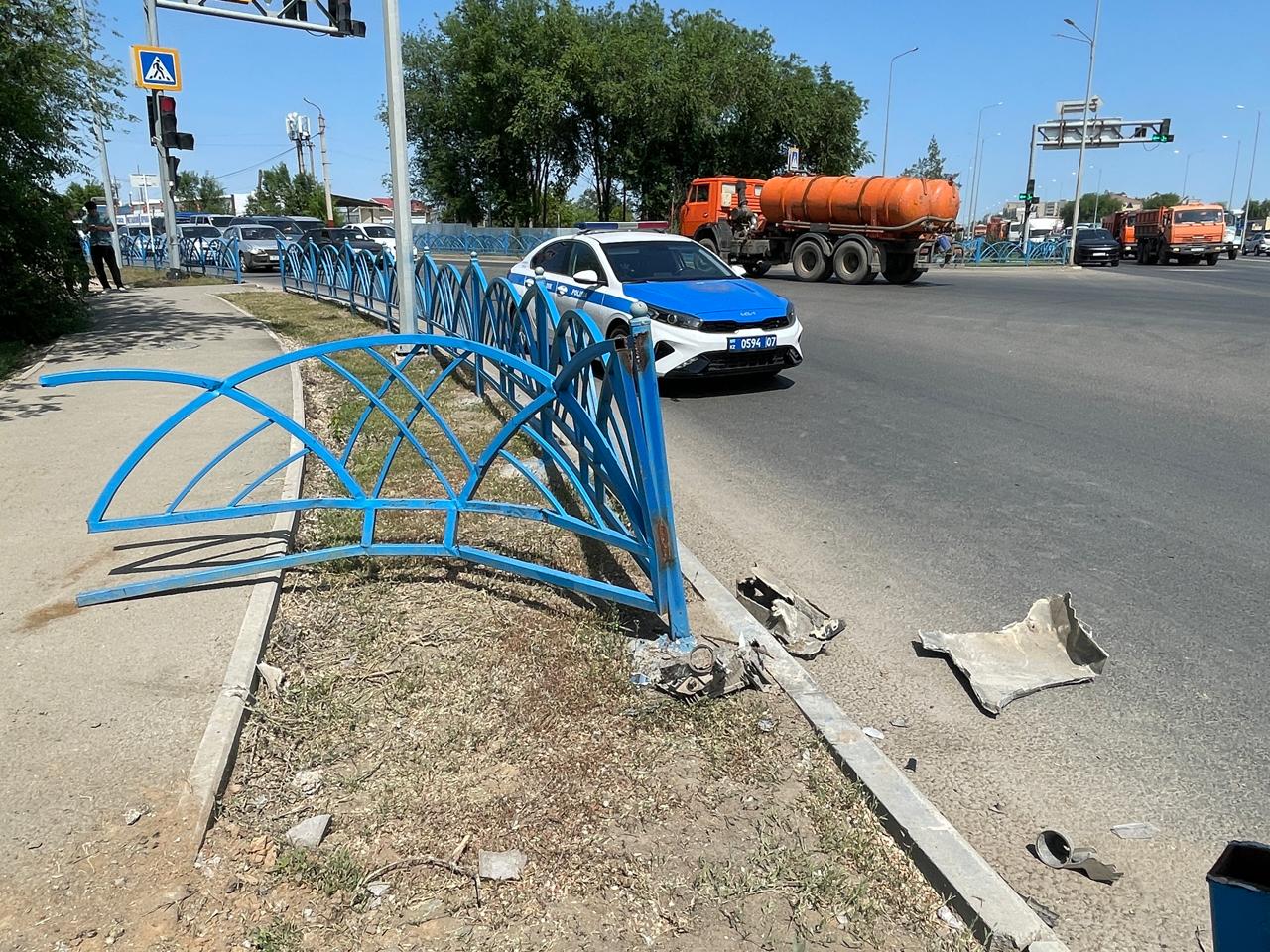 Карета скорой помощи врезалась в иномарку в Уральске