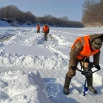 Около тысячи метров льда пропилили спасатели на реках ЗКО