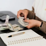 Казахстанцы стали меньше покупать доллары, евро и рубли