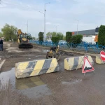 Повредила BMW из-за ямы: вместо ЖКХ бизнесмен взялся за ремонт участка дороги в Уральске