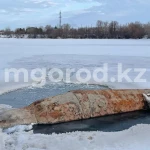 Вода бьёт фонтаном: порыв трубы на реке Чаган сняли на видео в Уральске