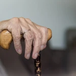 Ученики в Абайской области разбили окно пенсионерки, чтобы спасти ее