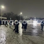 Автобусы не ездят, школы отменили: в Уральске сильнейший гололед