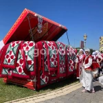На день города в Актобе мастерицы сшили 67 корпе длиной 155 метров