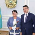 Знак «Үздік мемлекеттік қызметші» вручили в Бурлинском районе ко дню госслужащих
