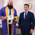 Токаев поздравил популярного в соцсетях казахстанского силача