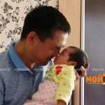 Пачка подгузников и банка детского питания в сутки: как справляются родители тройняшек (фото, видео)