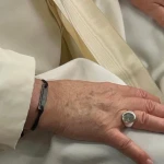 Стало известно, почему перстень Папы Римского Франциска уничтожат молотком