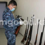 Оружие с боеприпасами нашли у жителей Атырауской области