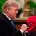 Премьер-министр Британии отказался от подаренных Трампом бейсболок
