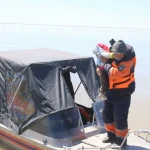 Из-за паводка сельчан в Атырауской области перевозят на лодках