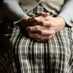Пенсионерка взыскала алименты с взрослого сына в Актобе