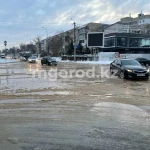 Две улицы подтопило в Уральске из-за аварии на трубопроводе
