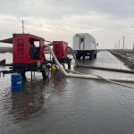 Перелив талой воды через автодорогу произошел в Уральске