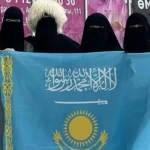 Девушек в никабах оштрафовали за флаг Казахстана с арабскими надписями