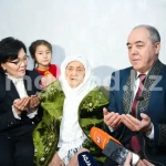 Аким ЗКО посетил 100-летнюю жительницу Уральска