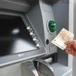 Доллар по 523 тенге, евро — 576, рубль — 6,3: тенге стремительно падает