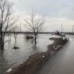 Перелив талой воды через дорогу: трассу закрыли в ЗКО