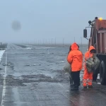 Перелив талой воды происходит на трассе Самара-Шымкент в ЗКО