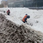 Оралда арықтарды қардан тазартып жатыр