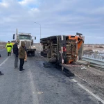 Большегруз упал на бок после столкновения с легковушкой на мосту в Уральске